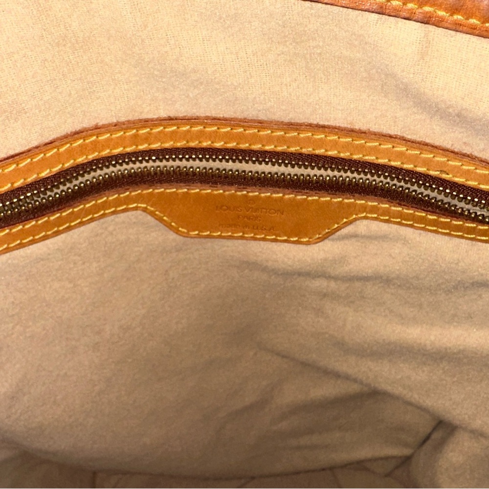 Authentic Louis Vuitton Bucket GM Monogram Tote. This is such a beauty! - Picture 10 of 13